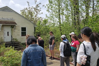 A group of students, faculty and staff visited various sites in St. Louis with Bob Hansman, as they learned more about the history of neighborhoods just a few miles from the Danforth Campus. (Credit: Janie Brennan)