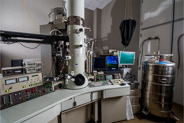  Marcus Foston and Fuzhong Zhang will use EMSL’s liquid helium cryogenic transmission electron microscope (LHe cryoTEM), housed in the national scientific user facility at the Pacific Northwest National Laboratory, to study biological samples at high resolution. (EMSL via Flickr, CC BY-NC-SA 2.0)