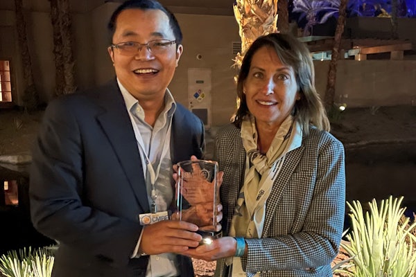 Cellular and Molecular Bioengineering Special Interest Group director, Leo Wan, presents Setton with the award.