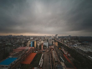 Urban areas in Dhaka, Bangladesh, have concerning levels of airborne arsenic pollution. (Photo by Shafiqul Islam on Unsplash)